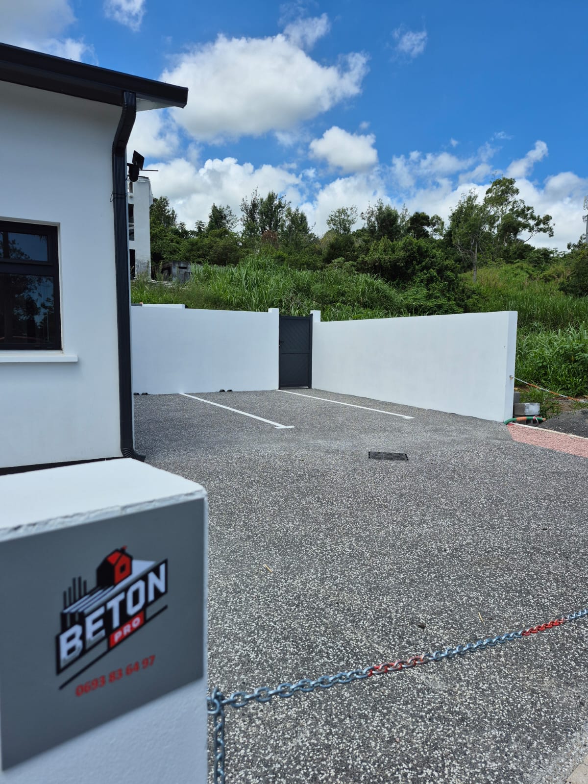 Terrasse béton décoratif avec rose des vents — réalisation Béton Pro